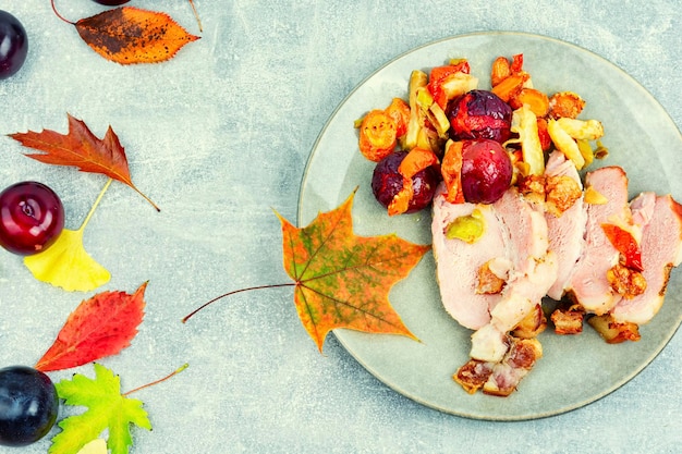 Schweinefleisch gebacken mit Gemüse und Pflaumen