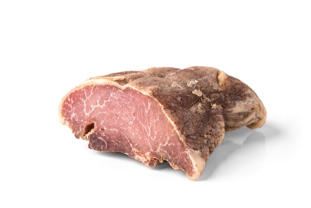 Schweinefleisch getrocknetes Fleisch lokalisiert auf weißer Wand.