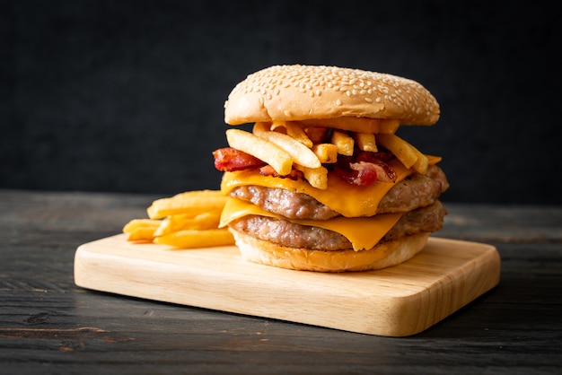 Schweinefleisch-Hamburger oder Schweinefleisch-Burger mit Käse, Speck und Pommes Frites