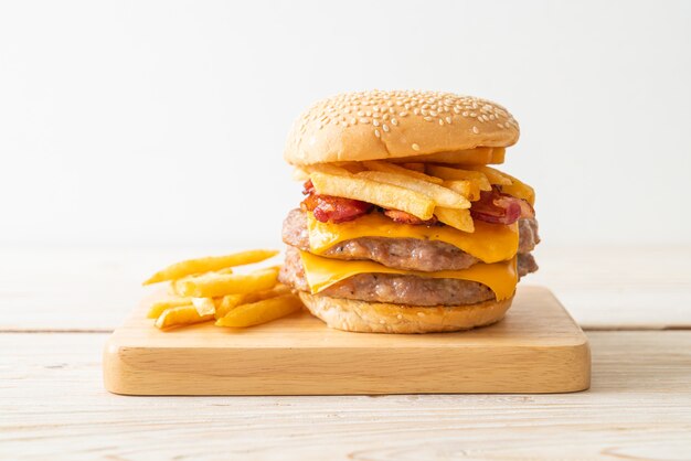 Schweinefleisch-Hamburger oder Schweinefleisch-Burger mit Käse, Speck und Pommes Frites