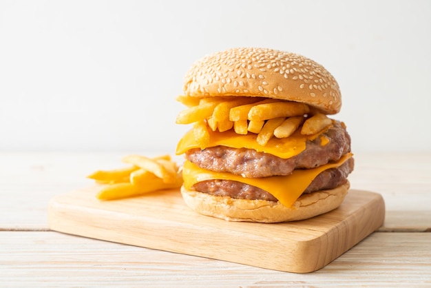 Schweinefleisch-Hamburger oder Schweinefleisch-Burger mit Käse und Pommes Frites