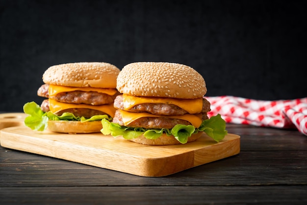 Schweinefleisch-Hamburger oder Schweinefleisch-Burger mit Käse