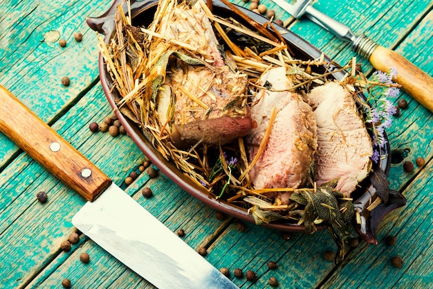 Schweinefleisch in Kräutern gebacken