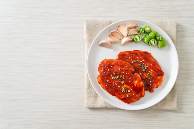 Foto schweinefleisch koreanisch mariniert oder frisches schweinefleisch roh mariniert mit koreanischer gewürzpaste