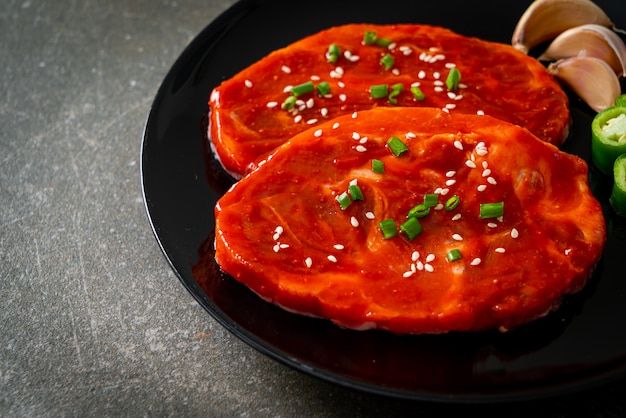 Schweinefleisch koreanisch mariniert oder frisches Schweinefleisch roh mariniert mit koreanischer scharfer Paste zum Grillen nach koreanischer Art
