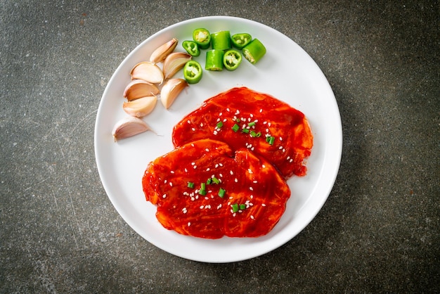 Foto schweinefleisch, mariniert in korea oder frisches schweinefleisch, roh mariniert mit koreanischer würziger paste