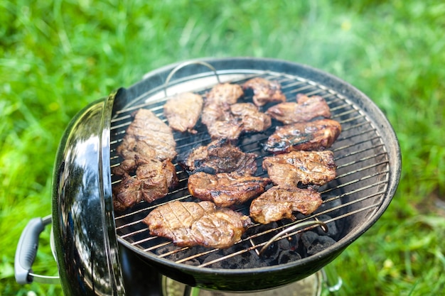 Schweinefleisch mit Grillzeug grillen