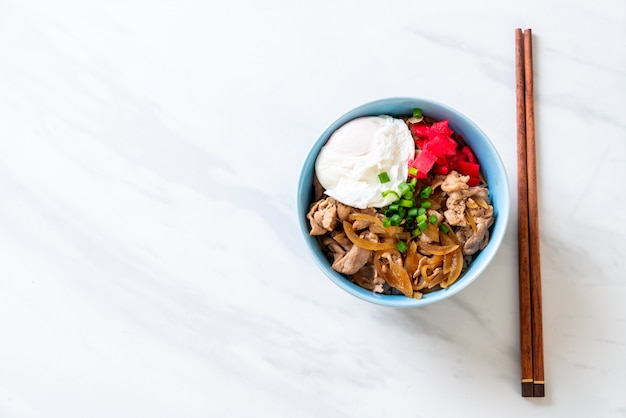 Schweinefleisch Reisschüssel mit Ei (Donburi) - japanisches Essen