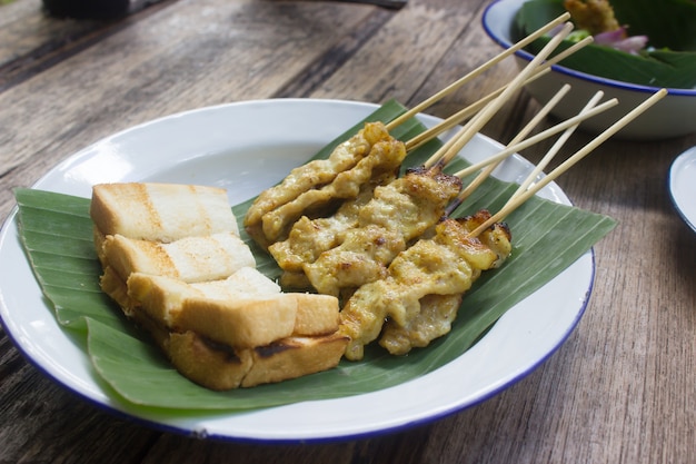 Schweinefleisch Satay auf hölzerner Tabelle