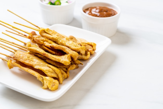 Schweinefleisch Satay Gegrilltes Schweinefleisch serviert mit Erdnusssauce oder süß-saurer Sauce