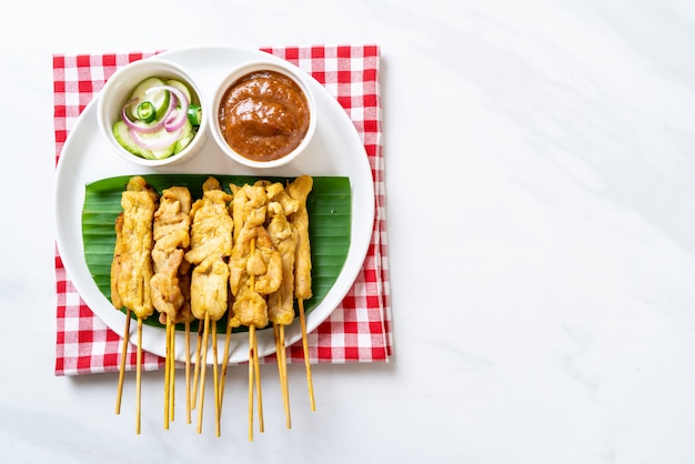 Schweinefleisch-Satay - Gegrilltes Schweinefleisch, serviert mit Erdnusssauce oder süß-saurer Sauce