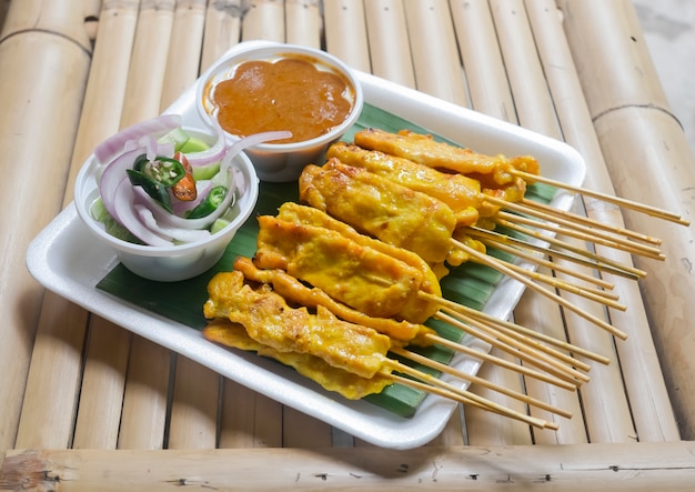 Schweinefleisch-Satay mit Erdnuss-Sauce und Gurken-Relish