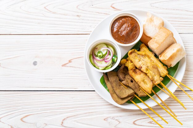 Schweinefleisch Satay mit Erdnusssauce und Gurken