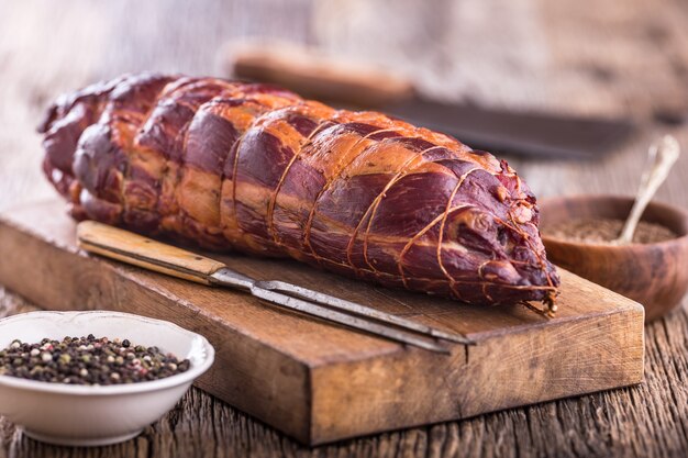 Schweinefleisch.Schweinekotelett geräuchert. Traditionelles geräuchertes Fleisch auf Eichenholztisch in anderen Positionen.