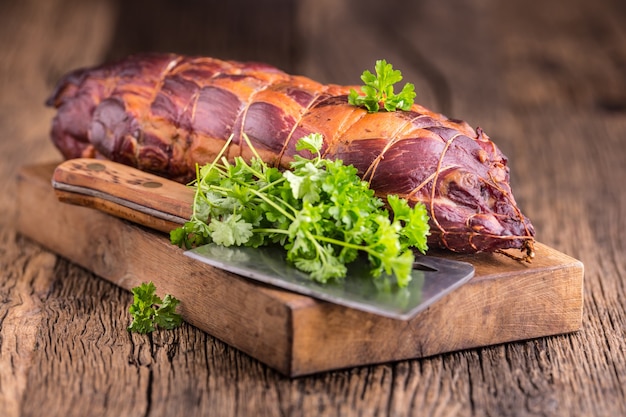 Schweinefleisch.Schweinekotelett geräuchert. Traditionelles geräuchertes Fleisch auf Eichenholztisch in anderen Positionen.