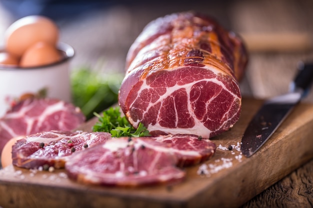 Schweinefleisch.Schweinekotelett geräuchert. Traditionelles geräuchertes Fleisch auf Eichenholztisch in anderen Positionen.