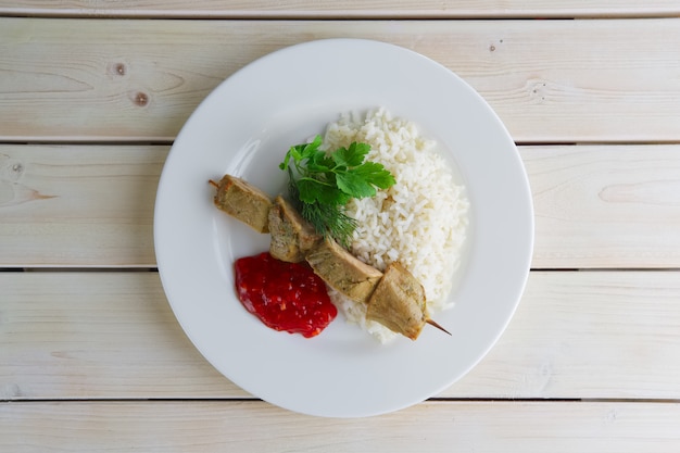 Schweinefleisch Shaslyk mit Reis und Tomatensauce