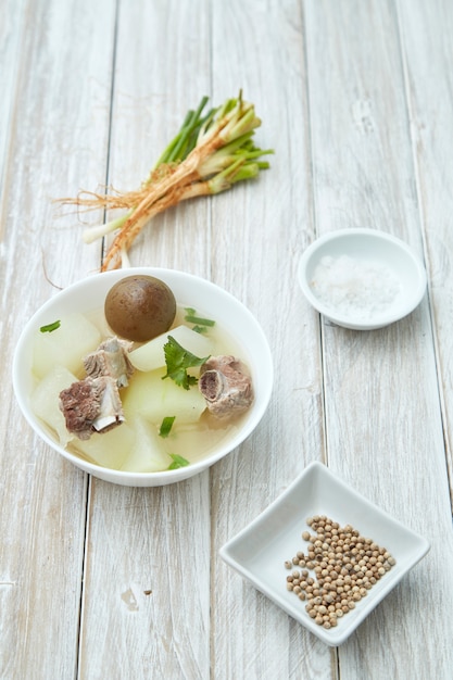 Schweinefleisch Suppe Eingelegtes thailändisches Lebensmittel der Zitrone