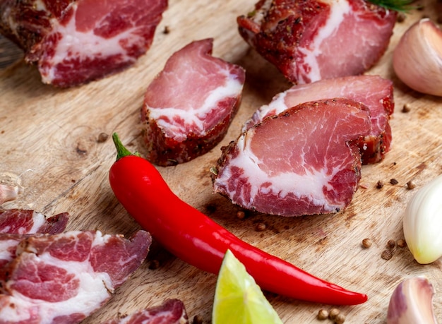 Schweinefleisch und Speck während des Kochens in Scheiben geschnitten