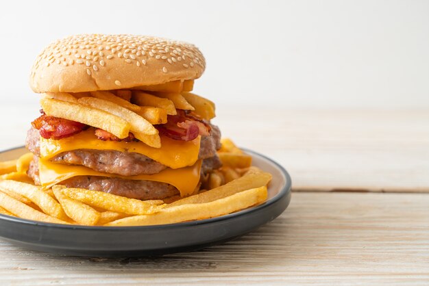 Schweinefleischburger mit Käse, Speck und Pommes frites