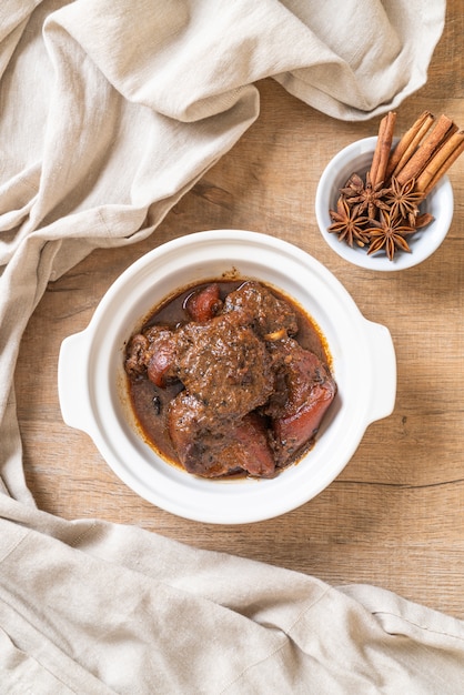 Schweinefleischeintopf mit Kräutern