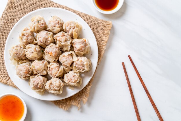 Schweinefleischknödel mit Sauce