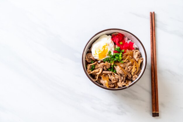 Schweinefleischreisschüssel mit Ei (Donburi) - japanisches Essen