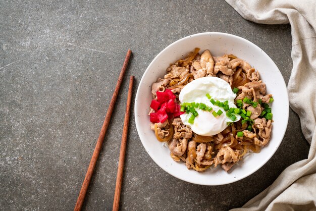 Schweinefleischreisschüssel mit Ei (Donburi) - japanisches Essen