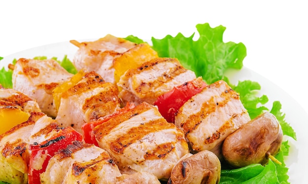 Schweinefleischspieße mit gegrillter Paprika und Champignons