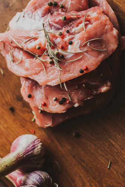 Schweinefleischsteak mit Gewürzen und Kräutern, Rosmarin, Thymian, Basilikum, Salz und Pfeffer