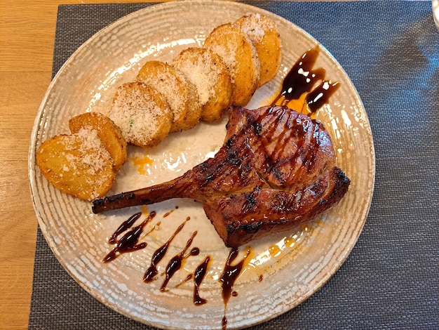 Foto schweinefleischsteak mit kartoffeln