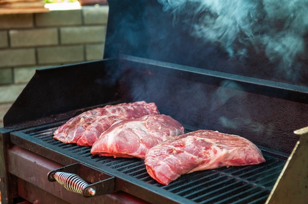 Schweinefleischsteaks auf dem Grill