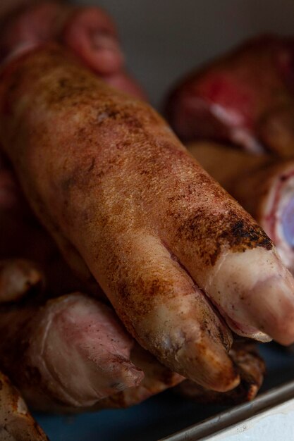 Schweinehufe auf der Theke Unterkörper zum Kochen Nahaufnahme Vertikal