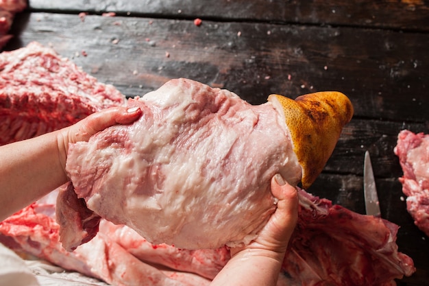 Schweinekeule im Bauernmarkt