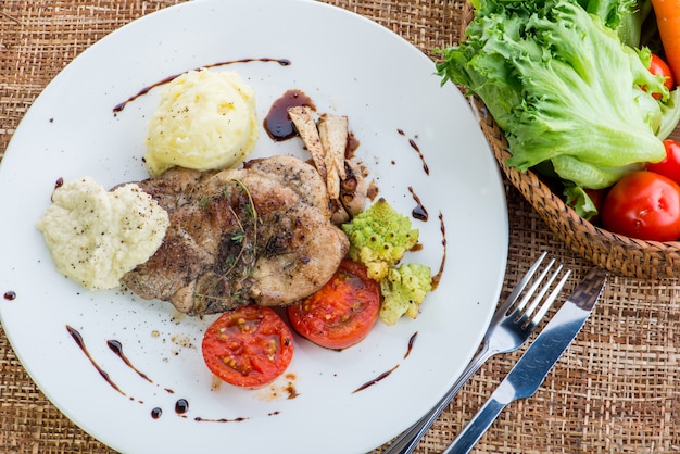 Schweinekotelettsteak mit Gemüse