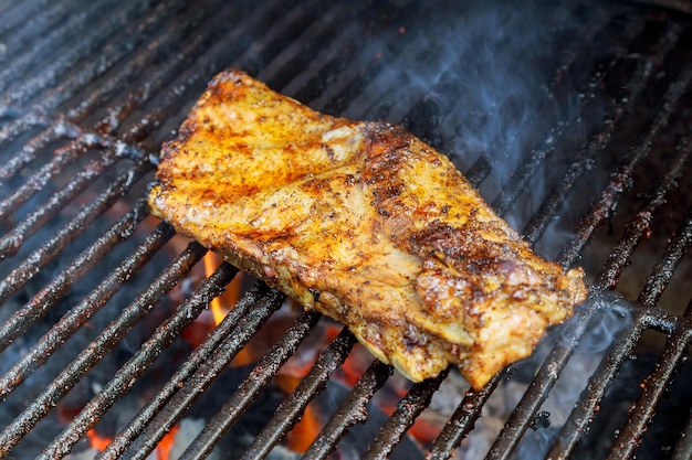 Schweinerippchen auf dem Grill