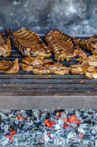 Schweinerippchen und Wurst auf einem Grill