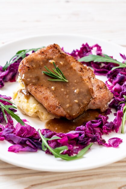 Schweinesteak mit Rotkohl und Kartoffelpüree