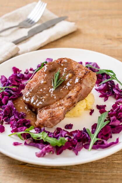 Schweinesteak mit Rotkohl und Kartoffelpüree