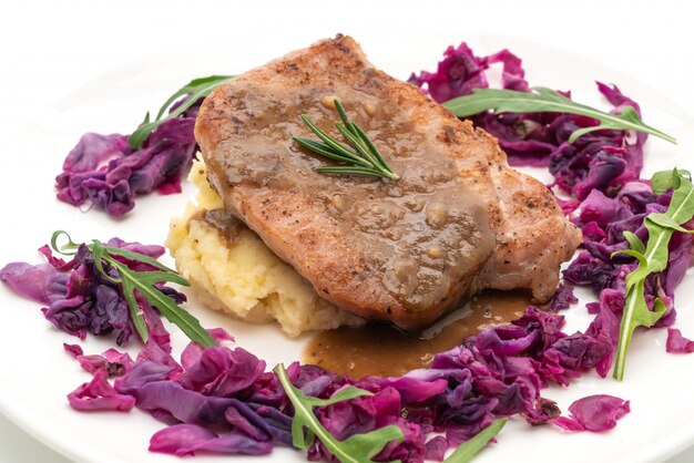 Schweinesteak mit Rotkohl und Kartoffelpüree