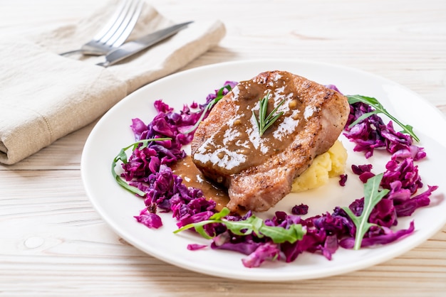 Schweinesteak mit Rotkohl und Kartoffelpüree