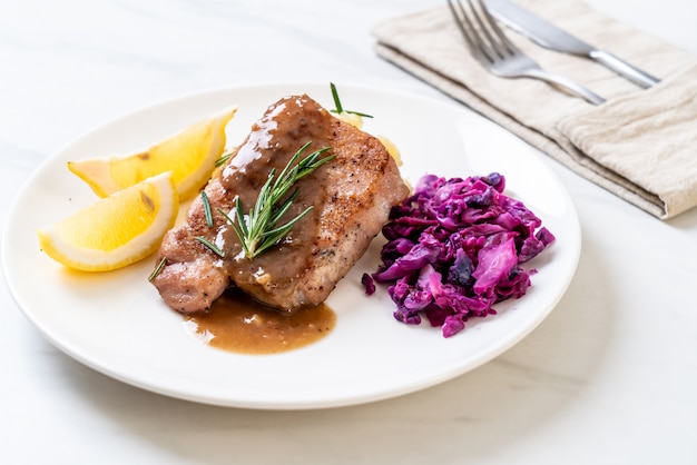 Schweinesteak mit Rotkohl und Kartoffelpüree