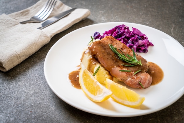 Schweinesteak mit Rotkohl und Kartoffelpüree