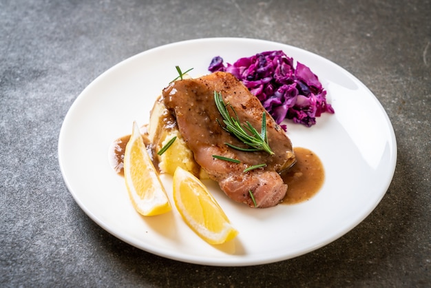 Schweinesteak mit Rotkohl und Kartoffelpüree