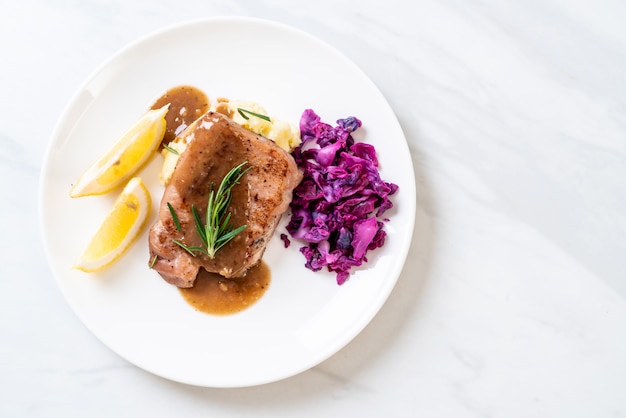 Schweinesteak mit Rotkohl und Kartoffelpüree