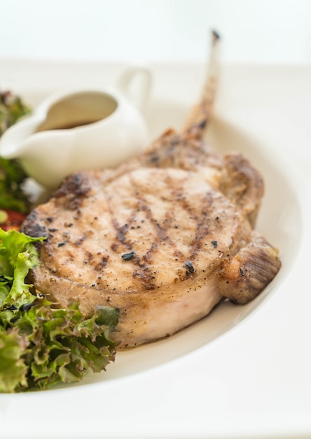 Foto schweinesteak mit salat