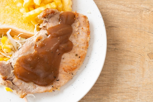 Schweinesteak mit Soße aus schwarzem Pfeffer