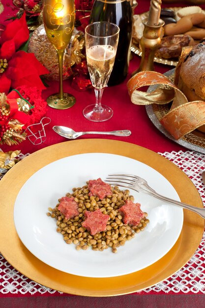 Schweinhuf sternförmig mit Linsen über Weihnachtstabelle