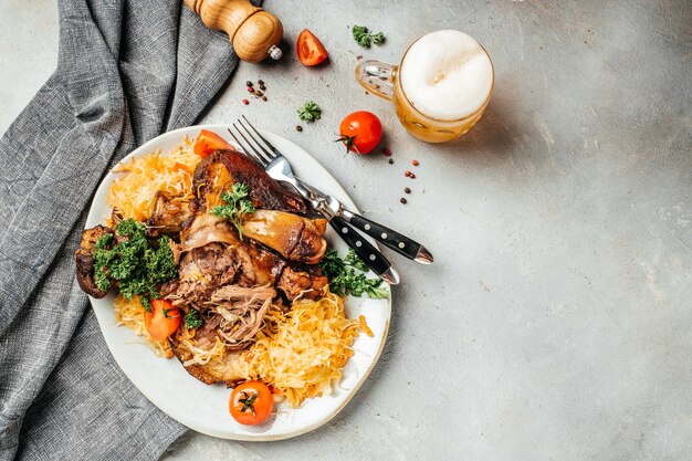 Schweinshaxe mit Bier und Sauerkraut. Traditionelles Gericht in der deutschen Küche schweinshaxe. Banner, Menü, Rezeptplatz für Text, Draufsicht.