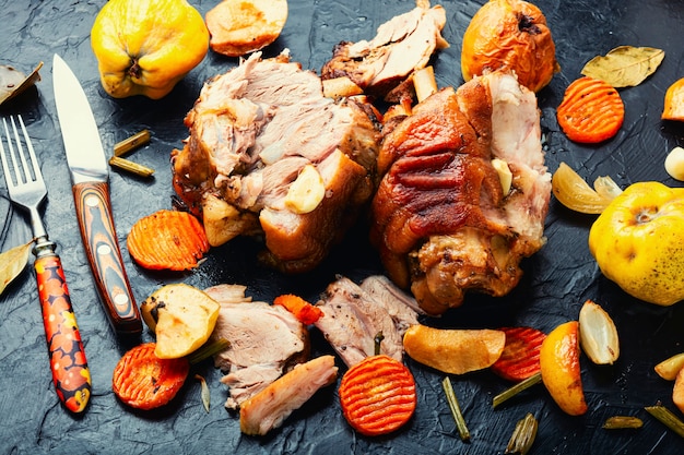 Schweinshaxe mit Äpfeln gebacken